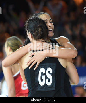 Glasgow, Ecosse, Royaume-Uni. 2e août, 2014. New Zealand's Maria Tutaia hugs Jodie Brown après avoir marqué le point final pour battre l'Angleterre 35-34 à la demi-finale des Jeux du Commonwealth le netball compétition à la SECC, Glasgow le 2 août 2014 Crédit : Martin Bateman/Alamy Live News Banque D'Images