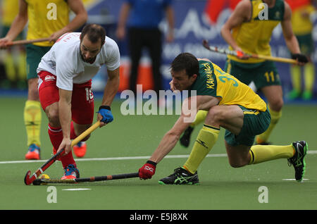 ADAM DIXON (Angleterre) & FERGUS AUSTRALIE V ANGLETERRE GLASGOW CENTRE GLASGOW ECOSSE HOCKEY 02 Août 2014 Banque D'Images