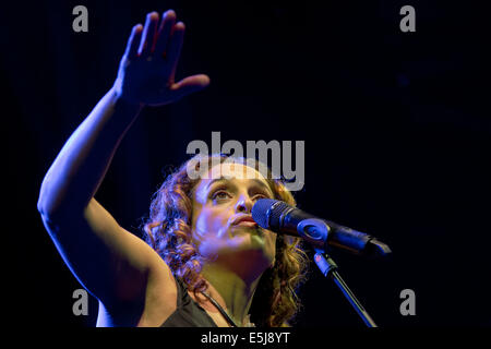 Nuremberg, Allemagne. 01 août, 2014. La chanteuse israélienne Achinoam Nini, connu sous le nom de Noa, effectue au cours de la 39e festival de musique de Bardentreffen à Nuremberg, Allemagne, 01 août 2014. La devise du festival de cette année est la guerre et la paix et le début tombe exactement sur le 100e anniversaire du début de la Première Guerre mondiale. Il se poursuit jusqu'à 03 août. Photo : DANIEL KARMANN/dpa/Alamy Live News Banque D'Images