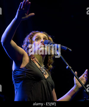 Nuremberg, Allemagne. 01 août, 2014. La chanteuse israélienne Achinoam Nini, connu sous le nom de Noa, effectue au cours de la 39e festival de musique de Bardentreffen à Nuremberg, Allemagne, 01 août 2014. La devise du festival de cette année est la guerre et la paix et le début tombe exactement sur le 100e anniversaire du début de la Première Guerre mondiale. Il se poursuit jusqu'à 03 août. Photo : DANIEL KARMANN/dpa/Alamy Live News Banque D'Images