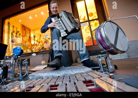 Nuremberg, Allemagne. 01 août, 2014. Musicien Marcus Sommerer effectue au cours de la 39e festival de musique de Bardentreffen à Nuremberg, Allemagne, 01 août 2014. La devise du festival de cette année est la guerre et la paix et le début tombe exactement sur le 100e anniversaire du début de la Première Guerre mondiale. Il se poursuit jusqu'à 03 août. Photo : DANIEL KARMANN/dpa/Alamy Live News Banque D'Images