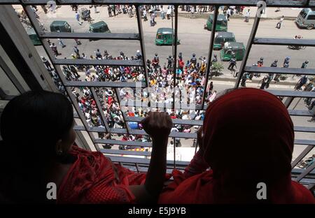 Dhaka, Bangladesh. 1er août, 2014. Le Bangladesh des militants sociaux et travailleurs du vêtement du groupe tuba crier des slogans au cours d'une manifestation contre des salaires impayés, à Dhaka le 2 août 2014. Les travailleurs du vêtement du groupe de tuba, le sixième jour de grève de la faim, demandent trois mois les salaires et bonus eid. Banque D'Images