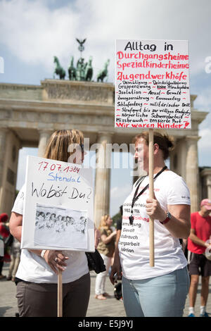 Berlin, Allemagne. 07 août, 2014. Les participants à une manifestation sur le thème "Les victimes oubliées de la réévaluation de la demande régime' protester contre la porte de Brandebourg à Berlin, Allemagne, 02 août 2014. L'organisation est l'organisation 'Hilfe für die Opfer von Zwangsadoptionen-DDR' (l'aide aux victimes de l'adoption forcée de la RDA) en coopération avec l'union des associations de victimes contre la tyrannie communiste. Photo : JOERG CARSTENSEN/dpa/Alamy Live News Banque D'Images