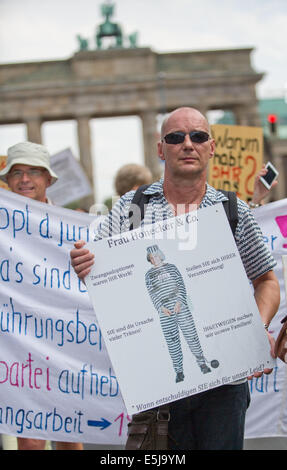 Berlin, Allemagne. 07 août, 2014. Les participants à une manifestation sur le thème "Les victimes oubliées de la réévaluation de la demande régime' protester contre la porte de Brandebourg à Berlin, Allemagne, 02 août 2014. L'organisation est l'organisation 'Hilfe für die Opfer von Zwangsadoptionen-DDR' (l'aide aux victimes de l'adoption forcée de la RDA) en coopération avec l'union des associations de victimes contre la tyrannie communiste. Photo : JOERG CARSTENSEN/dpa/Alamy Live News Banque D'Images