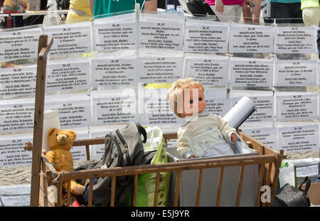 Berlin, Allemagne. 07 août, 2014. Les participants à une manifestation sur le thème "Les victimes oubliées de la réévaluation de la demande régime' protester contre la porte de Brandebourg à Berlin, Allemagne, 02 août 2014. L'organisation est l'organisation 'Hilfe für die Opfer von Zwangsadoptionen-DDR' (l'aide aux victimes de l'adoption forcée de la RDA) en coopération avec l'union des associations de victimes contre la tyrannie communiste. Photo : JOERG CARSTENSEN/dpa/Alamy Live News Banque D'Images