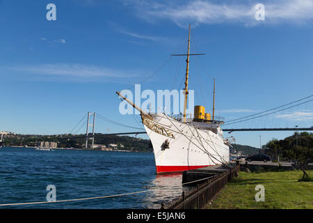 Yacht Savarona à Kurucesme port. Yacht Savarona a été le plus grand lors de son lancement en 1931. Banque D'Images