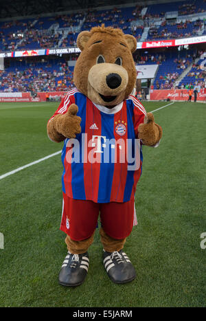 Harrison, NJ - 31 juillet 2014 : Berni mascotte du FC Bayern Munich assiste à un match amical entre CD Chivas de Guadalajara et FC Baye Banque D'Images