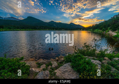 Magnifique coucher de soleil ciel sur le lac Lily - Le Parc National des Montagnes Rocheuses au Colorado Banque D'Images