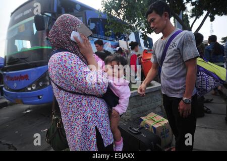 Jakarta, Indonésie. 2e août, 2014. Les gens reviennent de hometown après la fête musulmane de l'Aïd al-Fitr, à une station de bus à Jakarta, Indonésie, le 2 août 2014. Après l'Aïd al-Fitr en célébration d'origine, des milliers de personnes Retour à Jakarta pour travailler. © Zulkarnain/Xinhua/Alamy Live News Banque D'Images