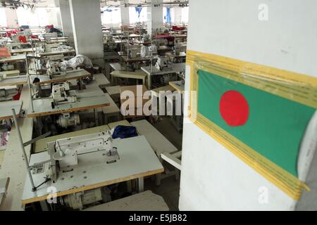 Dhaka, Bangladesh. 1er août, 2014. Travailler à l'extérieur des vêtements. Les travailleurs du vêtement du tuba sur leurs cinq jours de grève de la faim à l'intérieur de leur usine en Badda de Dhaka. Ils réclament depuis trois mois d'arriérés de primes et de l'Aïd. Tuba 1 600 travailleurs du groupe n'a pas trois mois d'arriérés et bonus festival hier encore, poussant certains à observer une grève de la faim pendant quatre jours de suite dans une tentative pour conduire leurs demandes à la maison. Banque D'Images