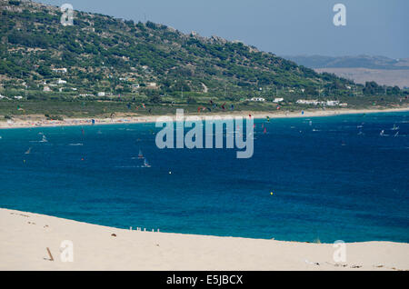 Kitesurfers et windsurfers dans la baie d'Ensenada de Bolonia, Costa de la Luz, Tarifa, Espagne Banque D'Images