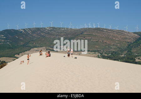 Les visiteurs de Valdevaqueros, dunes de sable, la plage de Punta Paloma à Tarifa en prenant des photos, Costa de la Luz, Espagne. Banque D'Images