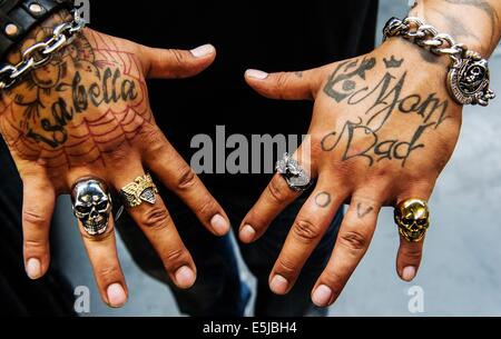 Berlin, Allemagne. 07 août, 2014. Un homme montre ses mains tatouées et bijoux tattooer à la 24e Convention de Tatouage à Berlin, Allemagne, 02 août 2014. L'événement se poursuit jusqu'à 03 août 2014. Photo : Paul Zinken/dpa/Alamy Live News Banque D'Images