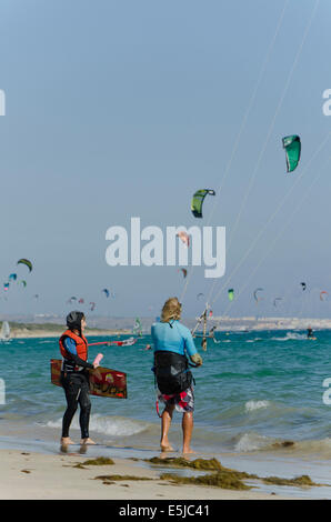 Kitesurfers et windsurfers sur la plage à Ensenada de Bolonia, Costa de la Luz, Tarifa, Espagne Banque D'Images