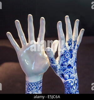 Pays-bas, Amsterdam, Stedelijk Museum, Marcel Wanders, Moooi. tattoo pour les mains de Hond, Iris, Bleu de Delft Banque D'Images