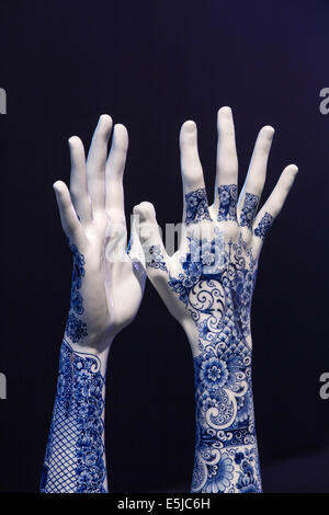 Pays-bas, Amsterdam, Stedelijk Museum, Marcel Wanders, Moooi. tattoo pour les mains de Hond, Iris, Bleu de Delft Banque D'Images