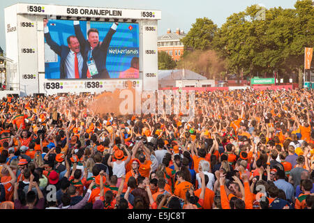 Pays-bas, Amsterdam, Football Coupe du Monde Brésil 2014. Museumplein. Rassemblement des partisans. La célébration de la victoire Banque D'Images