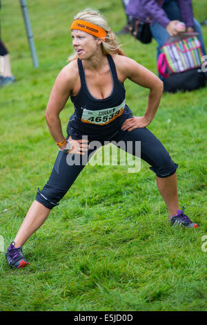 Skipton, Yorkshire du Nord, au Royaume-Uni. 2e août, 2014. 5 800 participants prennent part au défi sur le Dur Mudder Broughton Hall Estate, juste à l'extérieur de la ville de North Yorkshire Skipton. © Tom Holmes/Alamy News Live Banque D'Images