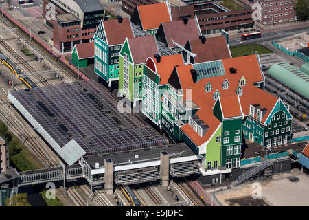 Les Pays-Bas, Zaandam, la gare centrale et de la mairie. Maison typique (Néerlandais) fronts. Aerial Banque D'Images