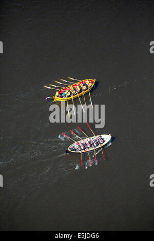 Pays-bas, Zaanse Schans. Sloop course sur la rivière Zaan. Aerial Banque D'Images