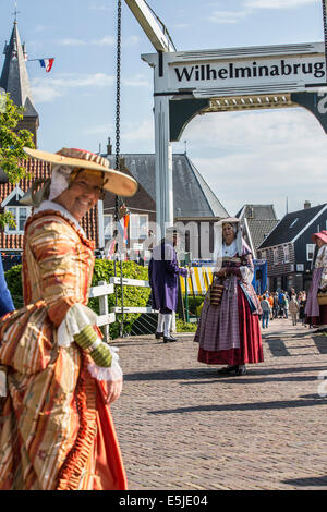 Pays-bas, Marken, des gens habillés en costume du 18e siècle à partir de la zone appelée Zaanstreek Banque D'Images