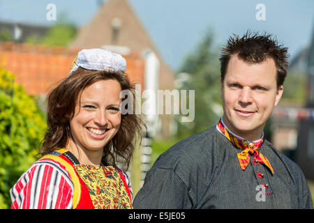 Pays-bas, Marken, des gens habillés en costume traditionnel sur Kingsday, 27 avril Banque D'Images