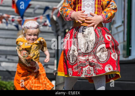 Pays-bas, Marken, les enfants habillés en costume traditionnel sur Kingsday, 27 avril Banque D'Images