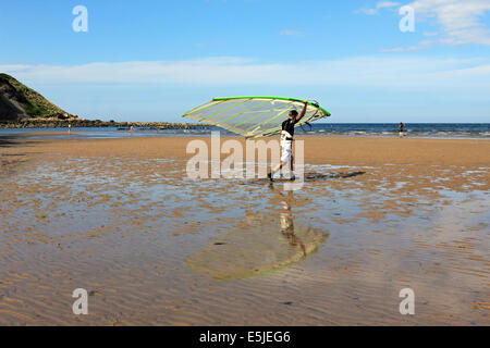 Windsurfer sur Runswick Bay, North Yorkshire, Angleterre, Royaume-Uni. Banque D'Images