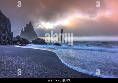 Des formations de roche de Reynisdrangar sur la plage de Reynisfjara qui jouit Banque D'Images