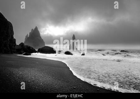 Des formations de roche de Reynisdrangar sur la plage de Reynisfjara qui jouit Banque D'Images