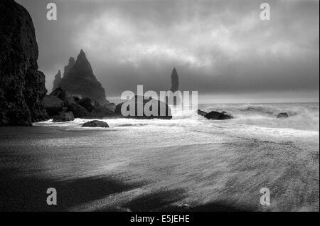 Des formations de roche de Reynisdrangar sur la plage de Reynisfjara qui jouit Banque D'Images