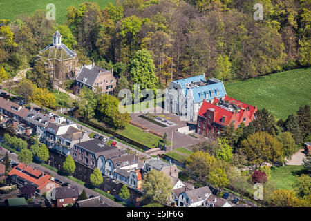 Pays-bas, 's-Graveland, droit rural moderne appelé Castor et Pollux. Eglise réformée hollandaise de gauche à partir de 1658. Aerial Banque D'Images