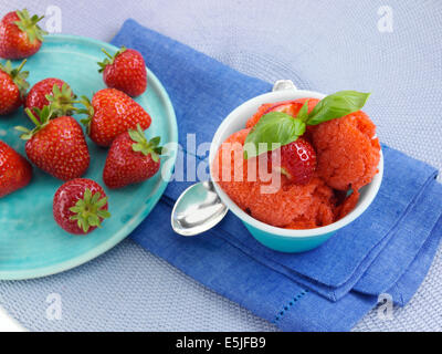 Sorbet de fraises Fruits d'été doux desserts congelés Banque D'Images