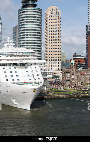 Pays-bas, Rotterdam, Kop van Zuid. Bateau de croisière Ocean Princess. Hotel New York, siège des croisières Holland America Banque D'Images