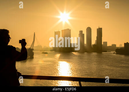 Pays-bas, Rotterdam, Kop van Zuid les tours d'habitation. Le pont Erasme. Le lever du soleil. L'homme prend photo Banque D'Images