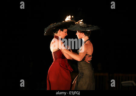 La compagnie Bilbobasso effectue c'est 'Polar' montrer lors de Temudasfest le 16 juillet 2014 à Las Palmas, Gran Canaria, Espagne Banque D'Images