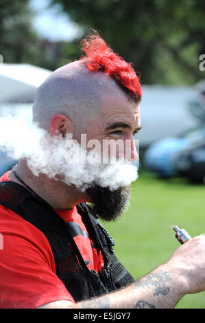 Le vaping dans le style Joe Fury au Vapor Festival annuel 2nd crédit: David Bagnall Banque D'Images