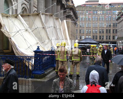 Royal Exchange Square, Glasgow, Ecosse, Royaume-Uni. 2e août, 2014. Météo britannique. Glasgow hauts vents jeter grand restaurant Gazebo à l'envers contre la galerie d'Art moderne dans le centre-ville Crédit : ALAN OLIVER/Alamy Live News Banque D'Images