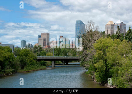 Canada : Calgary Skyline vu de dessus de la rivière. Banque D'Images