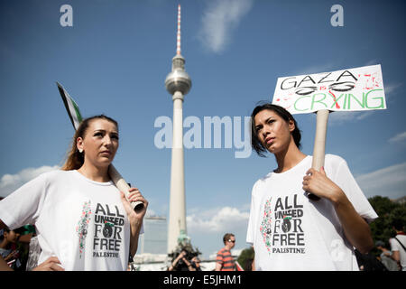 Berlin, Allemagne. 07 août, 2014. Une manifestation pour la paix à Gaza a lieu à la tour de télévision sous la devise 'être fort, mais de la paix" à Berlin, Allemagne, 02 août 2014. L'organisateur si 'Palestine libre Berlin." Photo : JOERG CARSTENSEN/dpa/Alamy Live News Banque D'Images