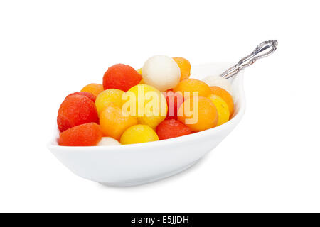 Bol en porcelaine avec des boules de melon isolé sur fond blanc Banque D'Images