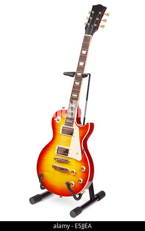 Sunburst guitare électrique sur le stand, isolé sur fond blanc Banque D'Images