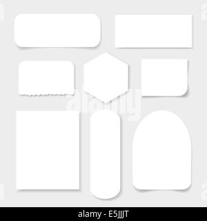 Ensemble de feuilles de papier blanc à l'ombre sur un fond clair Banque D'Images