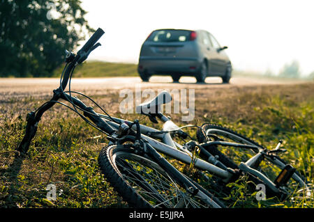 Accident de voitures et de vélos Banque D'Images