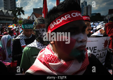 Kuala Lumpur, Malaisie. 2e août, 2014. Militants malaisiens assister à une protestation sur la place de l'indépendance à Kuala Lumpur appelant à une fin à l'offensive militaire dans la bande de Gaza. Une nouvelle vague de violence a tué des dizaines de Gaza après l'effondrement d'un cessez-le-feu soutenu des Nations Unies et des Etats-Unis, ont déclaré que le 2 août, que le Hamas a refusé il enlevé un soldat israélien. Credit : Khairil Safwan/Pacific Press/Alamy Live News Banque D'Images