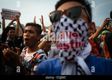 Kuala Lumpur, Malaisie. 2e août, 2014. Militants malaisiens criant au cours d'une manifestation à la place de l'indépendance à Lumpurcalling pour une fin à l'offensive militaire dans la bande de Gaza. Une nouvelle vague de violence a tué des dizaines de Gaza après l'effondrement d'un cessez-le-feu soutenu des Nations Unies et des Etats-Unis, ont déclaré que le 2 août, que le Hamas a refusé il enlevé un soldat israélien. Credit : Khairil Safwan/Pacific Press/Alamy Live News Banque D'Images