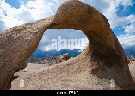 Passage de Mobius, Alabama Hills. Le Mont Whitney en arrière-plan, les montagnes de la Sierra Nevada, California USA Banque D'Images