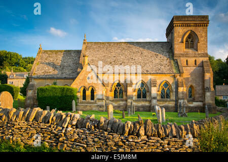 La lumière du soleil du soir sur St Barnabas Church, Snowshill, les Cotswolds, Gloucestershire, Angleterre Banque D'Images