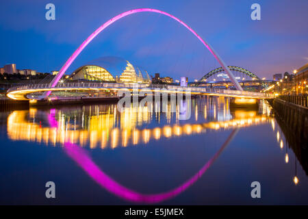 Le Gateshead Millenium Bridge et le Sage reflète dans Rivière Tyne, Newcastle-Upon-Tyne, Tyne et Wear, Angleterre Banque D'Images