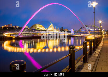 Le gateshead millenium bridge et le sage reflète dans river Tyne, Newcastle-upon-Tyne, Tyne et Wear, Angleterre Banque D'Images